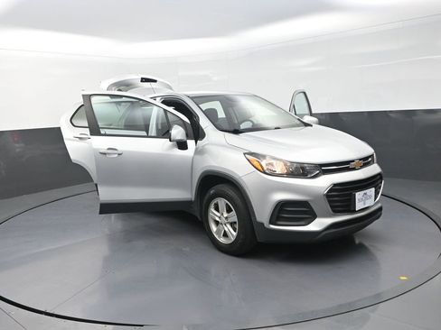Used 2017 Chevrolet Trax LS w/ Fleet Convenience Package AWD/4WD image 29