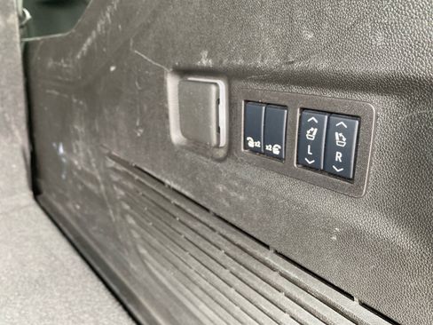 Used 2025 Chevrolet Suburban Premier RWD image 24