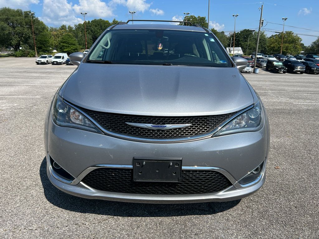 Used 2017 Chrysler Pacifica Touring-L FWD image 3