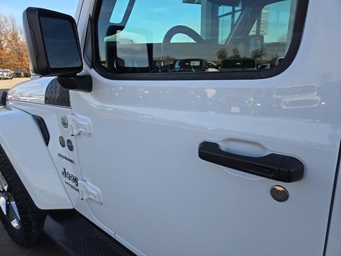 Used 2018 Jeep Wrangler Unlimited Sahara image 33