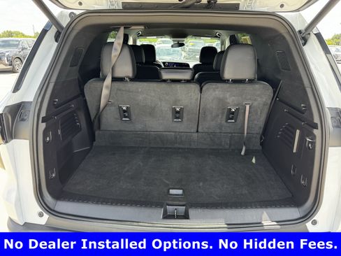 Used 2025 Chevrolet Traverse LT FWD image 26