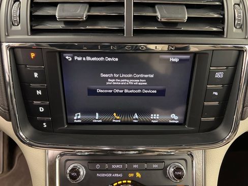 Used 2019 Lincoln Continental Select w/ Continental Climate Package image 10