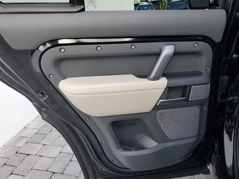 Used 2023 Land Rover Defender 130 X-Dynamic SE image 10