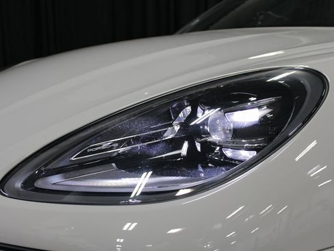 New 2026 Porsche Macan Turbo image 15