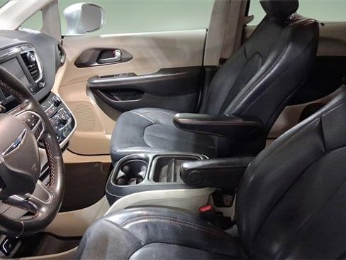 Used 2020 Chrysler Pacifica Touring-L image 9