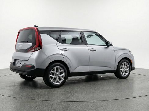 Used 2025 Kia Soul LX w/ LX Technology Package FWD image 9