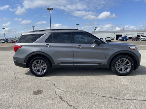 Used 2022 Ford Explorer XLT w/ Equipment Group 202A image 3