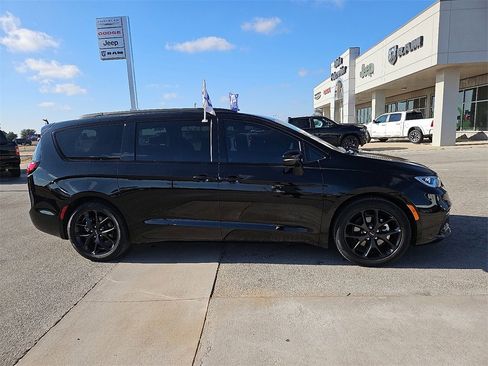 Used 2024 Chrysler Pacifica Limited w/ S Appearance Package image 8