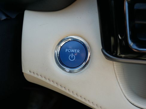 Used 2022 Toyota Highlander XLE image 29