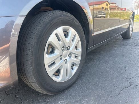 Used 2020 Dodge Grand Caravan SE w/ UConnect Hands-Free Group image 7