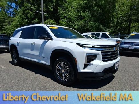 Used 2024 Chevrolet Traverse LT AWD/4WD image 2