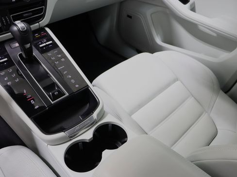 Used 2024 Porsche Macan GTS image 18