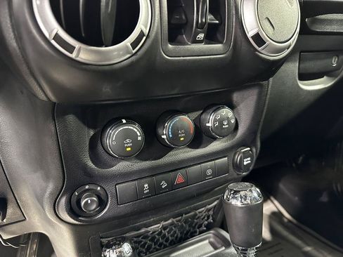 Used 2014 Jeep Wrangler Unlimited Rubicon w/ Connectivity Group AWD/4WD image 20