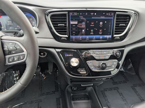 Used 2025 Chrysler Pacifica Select FWD image 19