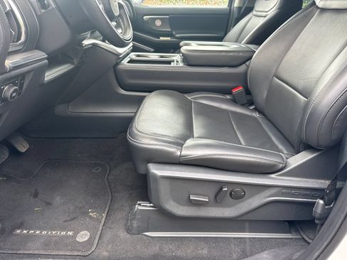 Used 2025 Ford Expedition Platinum AWD/4WD image 9