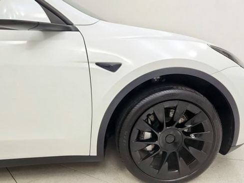 Used 2024 Tesla Model Y 2WD image 21