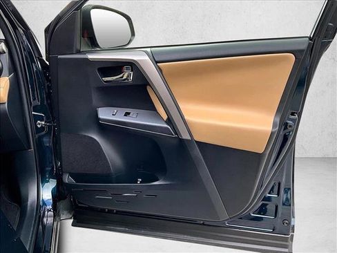 Used 2018 Toyota RAV4 XLE image 19