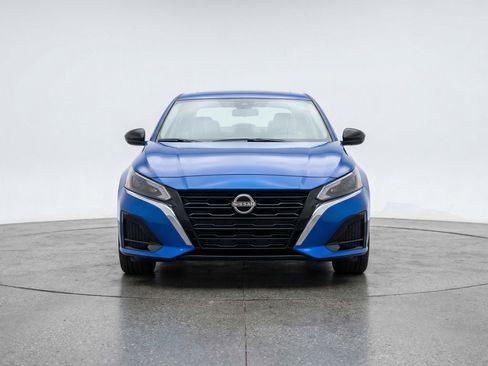 Used 2025 Nissan Altima 2.5 SV FWD image 2