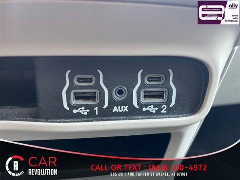 Used 2023 Chrysler Pacifica Touring-L FWD image 24