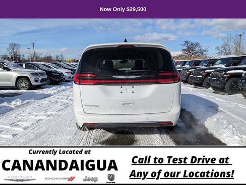 Used 2023 Chrysler Pacifica Touring-L image 7