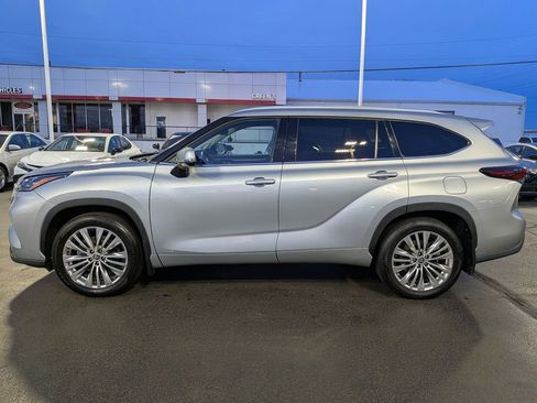 Used 2024 Toyota Highlander Platinum image 4