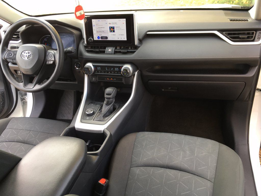 Used 2025 Toyota RAV4 XLE AWD/4WD image 30