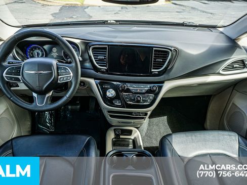 Used 2024 Chrysler Pacifica Touring-L image 27