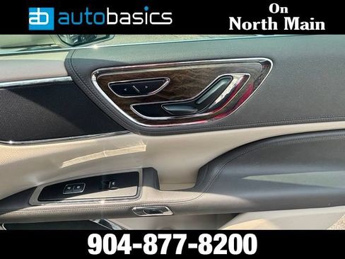 Used 2017 Lincoln Continental Select FWD image 13