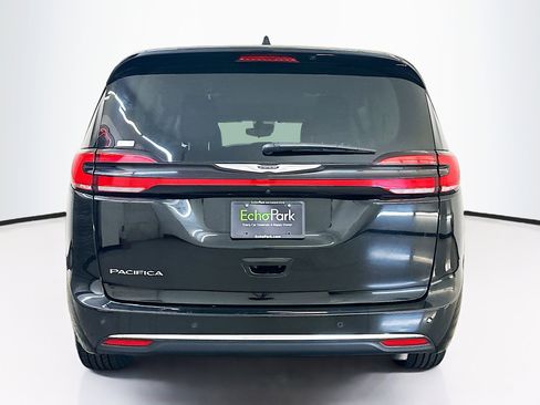 Used 2024 Chrysler Pacifica Touring-L FWD image 7