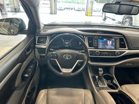 Used 2016 Toyota Highlander XLE AWD/4WD image 2