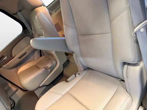 Used 2013 GMC Yukon SLT w/ SLT-2 Equipment Package AWD/4WD image 15