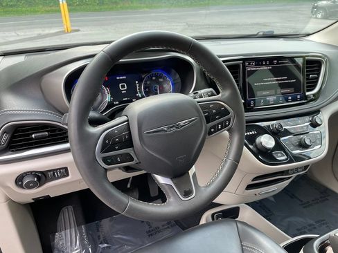 Used 2023 Chrysler Pacifica Touring-L AWD/4WD image 14