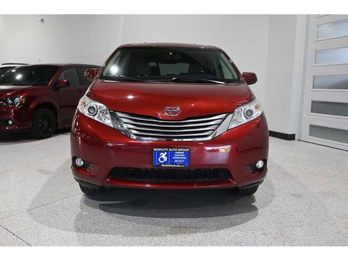Used 2015 Toyota Sienna XLE w/ XLE Navigation Package FWD image 4