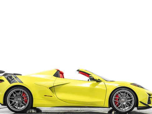 Used 2024 Chevrolet Corvette Z06 w/ Z07 Performance Package RWD image 2