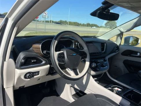 Used 2021 Chrysler Pacifica Limited w/ Uconnect Theater Family Group image 15