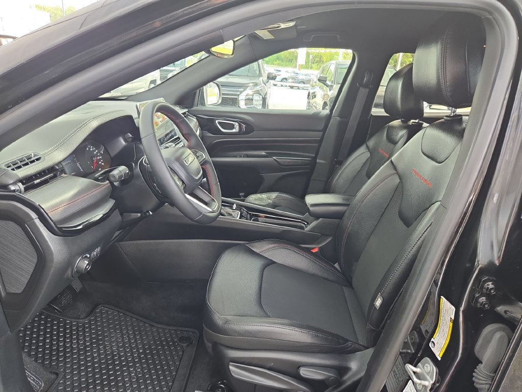 Used 2025 Jeep Compass Trailhawk AWD/4WD image 9