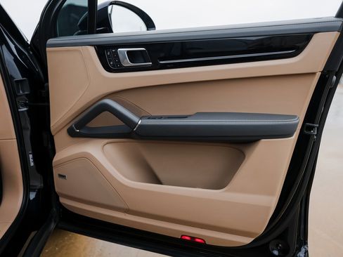 Certified 2022 Porsche Cayenne E-Hybrid image 27