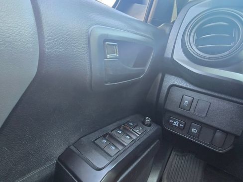 Used 2020 Toyota Tacoma SR w/ SR Convenience Package RWD image 19