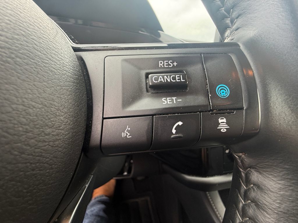 Used 2025 Nissan Pathfinder SL AWD/4WD image 17
