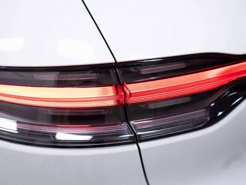 Certified 2025 Porsche Macan image 35