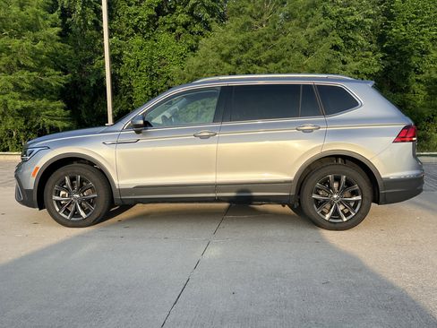 Certified 2024 Volkswagen Tiguan SE w/ Panoramic Sunroof Package FWD image 7