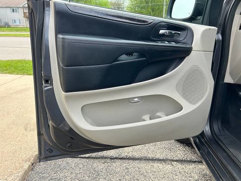 Used 2016 Dodge Grand Caravan SXT w/ Rear Park Assist Package FWD image 32