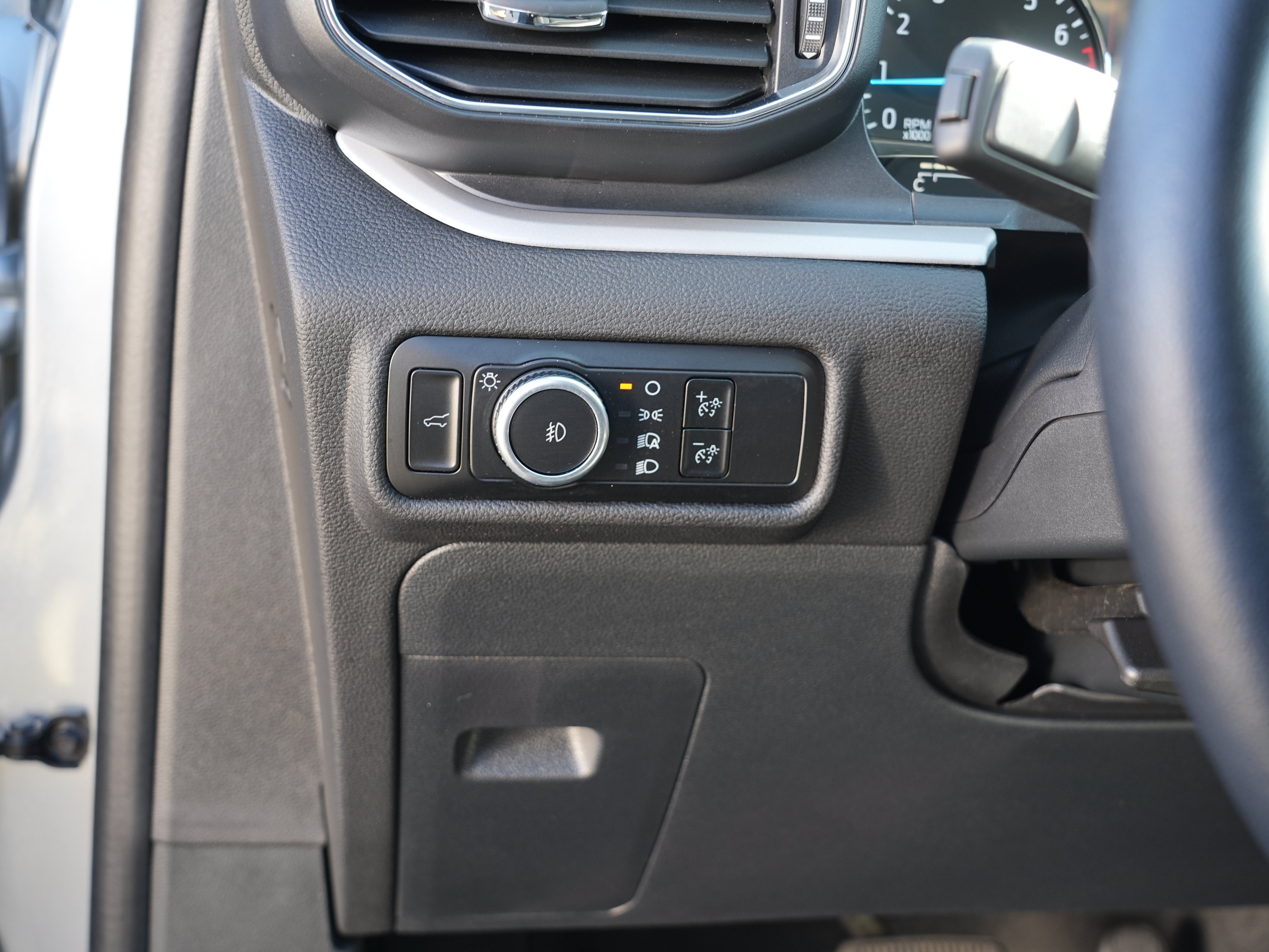 Used 2024 Ford Explorer XLT w/ Equipment Group 202A AWD/4WD image 19