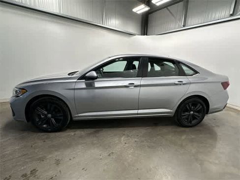 Certified 2023 Volkswagen Jetta SE w/ Panoramic Sunroof Package image 2