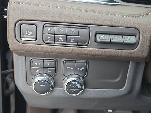 Used 2024 GMC Yukon XL Denali AWD/4WD image 28