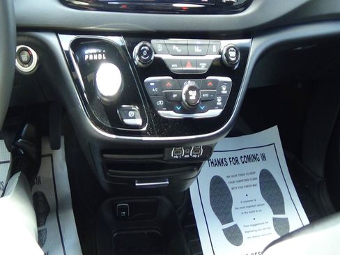 Certified 2025 Chrysler Pacifica Select FWD image 24