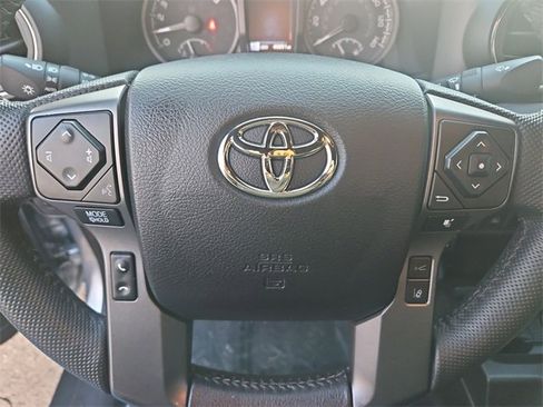 Used 2022 Toyota Tacoma TRD Sport image 11
