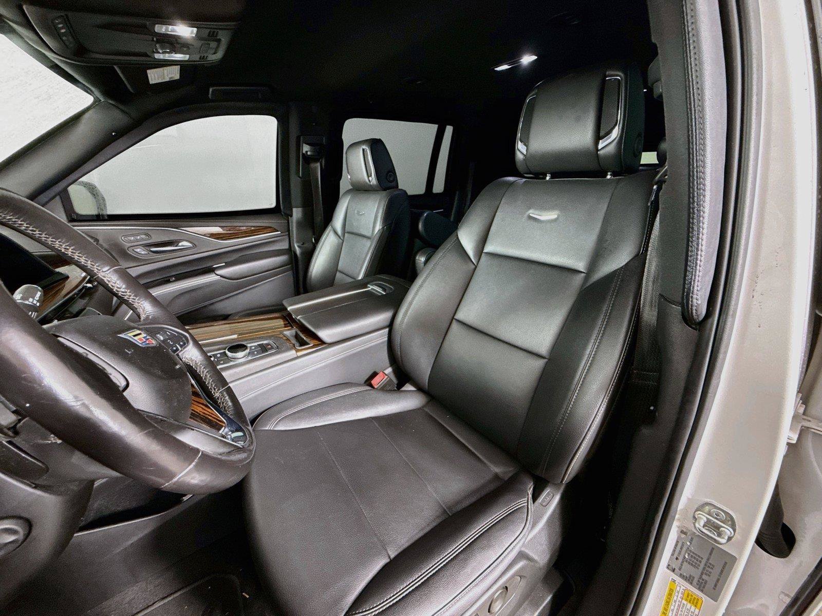 Used 2022 Cadillac Escalade ESV Luxury AWD/4WD image 3