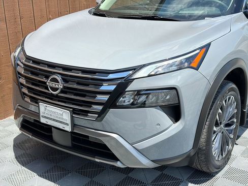 Used 2025 Nissan Rogue SL w/ Tech Package FWD image 20