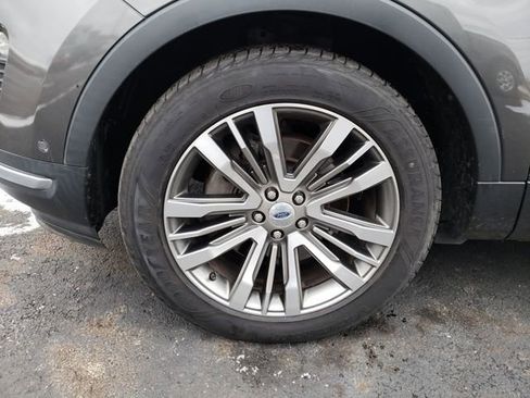 Used 2018 Ford Explorer Platinum image 32